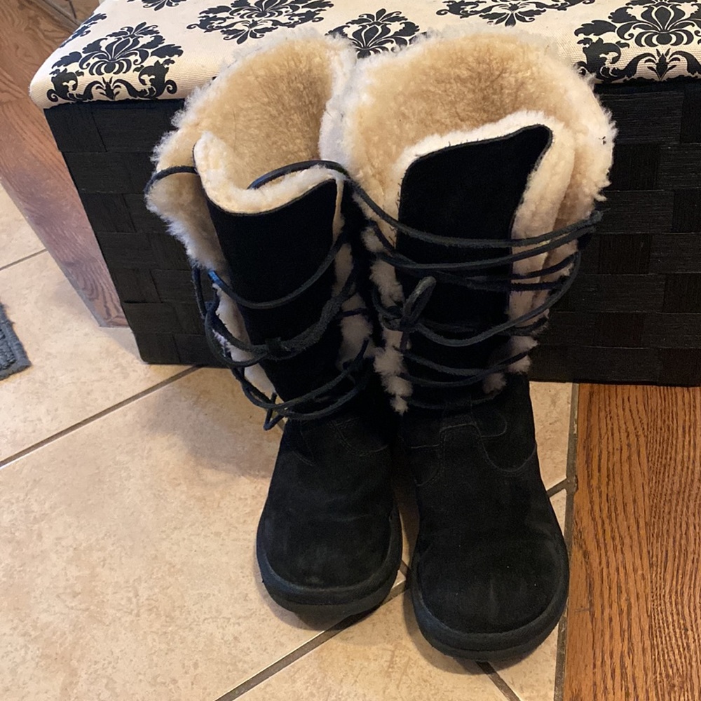 Excellent used condition RARE UGG Whitley lace up